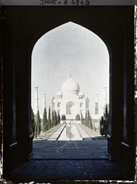 Image représentant Le grand canal axial et le mausolée vus de la porte monumentale de l'enceinte du Taj Mahal