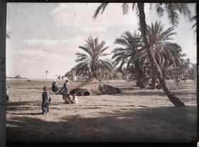 Image représentant Femmes et enfants près d'une tente, à la lisière de l'oasis