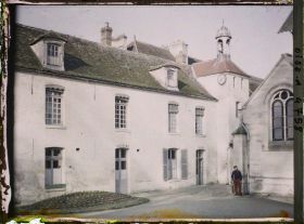 Image représentant La cour intérieure de l'hôpital avec un soldat