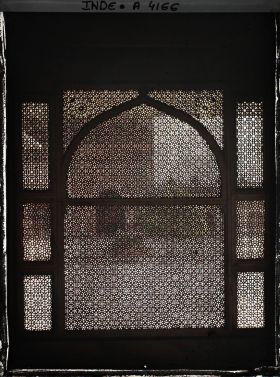 Image représentant Claustras de marbre ciselé ou jalis, vus de l'intérieur, du dargâh ou mausolée de Salim Chishti