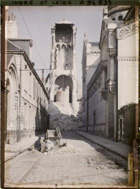 Image représentant La tour Charlemagne, après son effondrement partiel, vue de la rue Descartes