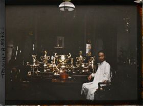 Image représentant Un marchand d'objets en cuivre dans sa boutique, dans la " rue du Cuivre "