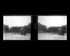 Image représentant Ming Shisanling ("Treize Tombeaux des Ming"). Changling, mausolée de l'empereur Yongle (r. 1403-1425). l'un des deux fours (celui de l'est) servant à brûler les offrandes (shenbolu) et la façade sud de Lingendian ("salle des Faveurs Célestes")