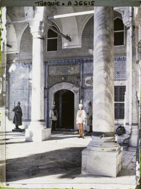 Image représentant Porte de la salle du Hirka-i-Saadft ("Manteau du Prophète") du Topkapi-Sarayi (" palais de la Porte-du-Canon ") le jour de l'investiture du Calife