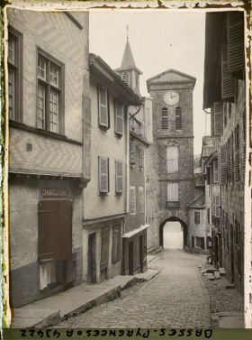 Image représentant France, St Jean Pied de Port, Ancienne porte de la Ville, sous le clocher de l'Eglise
