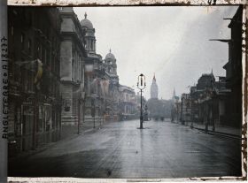 Image représentant Whitehall au petit matin. Au fond, le clocher de l'Horloge du palais de Westminster