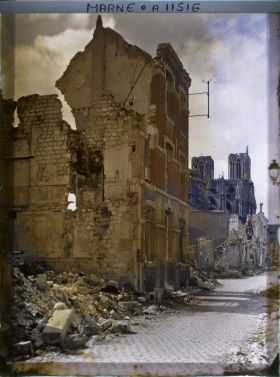 Image représentant Maison en ruineen contre jour, rue Eugène Desteuque