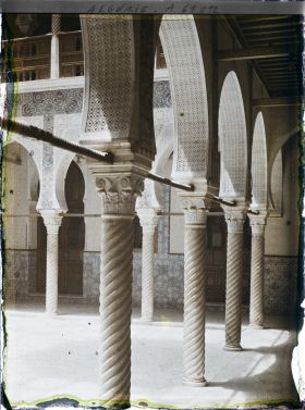 Image représentant La colonnade du patio du palais du Gouverneur ou Palais d'Hiver (Dar Hasan Pacha)