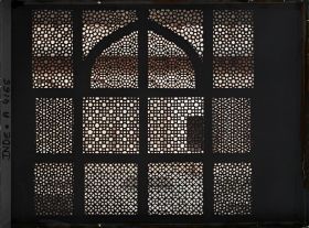 Image représentant Claustras de marbre ciselé ou jalis, vus de l'intérieur, du dargâh ou mausolée de Salim Chishti