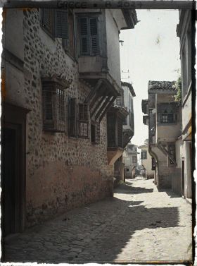 Image représentant Une rue de Thessalonique descendant vers la mer