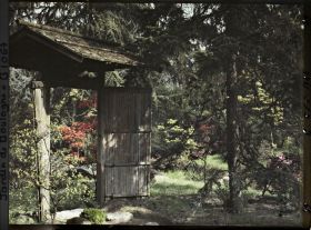 Image représentant Porte du " village japonais " dans un écrin de verdure situé à la limite du " sanctuaire japonais "