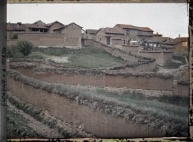 Image représentant Espagne, de Léon à Astorga, Trobajo de Arriba : Village avec murs des Maisons et murs des Clôtures en pisé (terre crûe)