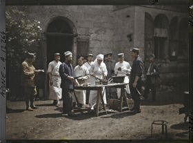 Image représentant Les cuisiniers de l'hôpital, entourés de soldats, préparant le repas à l'extérieur du château de Vauxbuin
