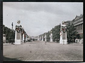 Image représentant The Mall décoré de plusieurs monuments commémorant la fin de la Première Guerre Mondiale. Au fond, Buckingham Palace