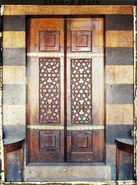 Image représentant Une porte en bois de la maison Djoumblat