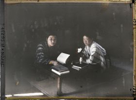 Image représentant Deux étudiantes à leur table de travail