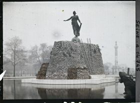 Image représentant Le Triomphe de la République place de la Nation protégé contre les bombardements