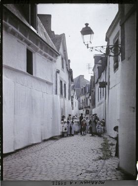 Image représentant La procession de la Fête-Dieu dans la rue du Belzic