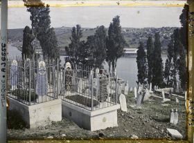 Image représentant Tombes peintes dans le cimetière d'Eyüp avec la Corne d' Or à l'arrière plan