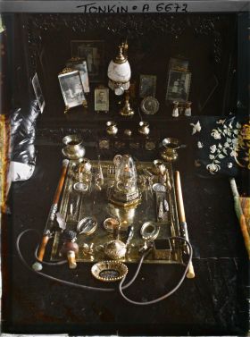 Image représentant Les ustensiles d'une fumeuse d'opium de classe aisée