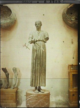 Image représentant Au musée : statue au pied de l'Aurige (en bronze), conducteur de char victorieux