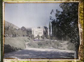 Image représentant Dans le Jardin du Palais royal (Bâlâ Bâgh,"jardin d'en haut"), le Palais royal, " haremserai ", l'habitation privée du roi Amânullah