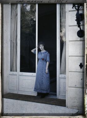 Image représentant Mademoiselle Marie-Yvonne von Schoen devant la villa Kahn