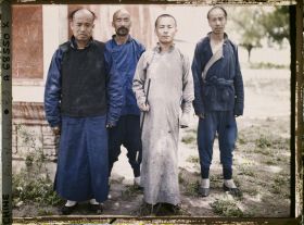 Image représentant Quatre hommes dans un ensemble cultuel