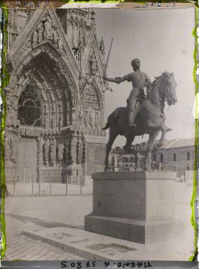 Image représentant France, Reims, Statue de Jeanne d'Arc et porche Est de la Cathédrale