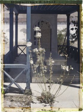 Image représentant Bagh-i-Babour (Jardins de Babour). La pierre tombale de l'Empereur Babour