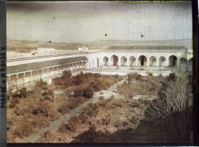 Image représentant Le jardin andalou, à l'abandon, et une partie du Dar Batha (" Palais Batha ")