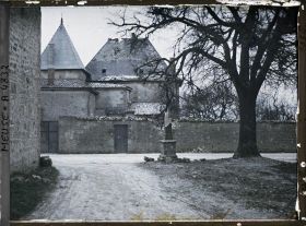 Image représentant La croix brisée, l'arbre à côté de l'église et le presbytère où se trouvait un téléphone allemand