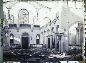 Image représentant Intérieur de l'église grecque incendiée