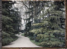 Image représentant Chemin longeant la Grande Pelouse et la dépendance, vu en direction de la maison d'Albert Kahn et de Saint-Cloud