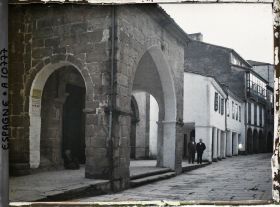 Image représentant Espagne, Santiago de Compostela, Rua Nueva avec le porche de Sta Maria Salomé (XIIe S)