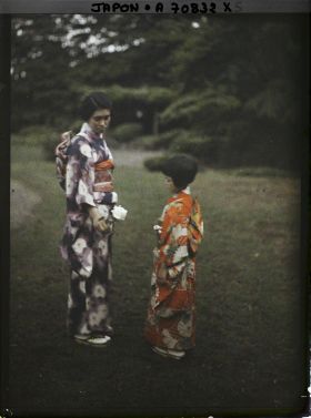 Image représentant Résidence de la famille Kitashirakawa (?) ou Asaka (?) : Les jeunes princesses Kikuko Asaka (à gauche) et Kiyoko Asaka (à droite)