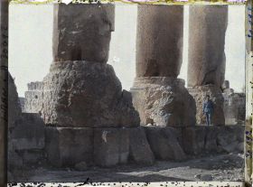 Image représentant Présentation à l'échelle humaine des bases des colonnes du péristyle méridional du sanctuaire du Temple de Jupiter Héliopolitain