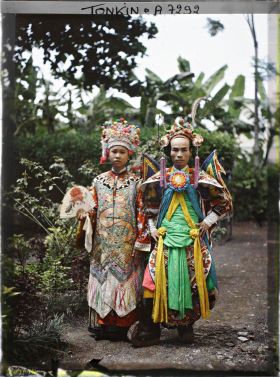 Image représentant Un acteur et une actrice du Théâtre Saïgonnais, en costume de scène, dans un jardin
