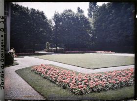 Image représentant Le jardin français vu depuis l'angle du parterre nord-ouest