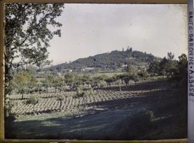Image représentant France, Montespan (Hte Garonne), Le Village vu de l'entrée de la Grotte