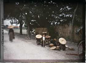 Image représentant Des marchandes ambulantes vendant du riz devant un restaurant en plein air