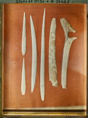 Image représentant France, St Germain-en-Laye, Musée : 1 Bton de Commt ornemts pointillés (55040) 1 Pointe polissoir avec Gravure de pat; de Renne 55008, grande pointe de lance, blanche 55011, autre pointe 55009 ; pointe de lance ornée 55020. Pte de lance avec tête de bouquetin 55023 (grotte de Placard)