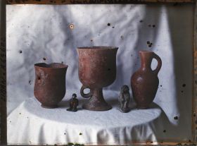 Image représentant Trois poteries et deux statuettes anthropoïdes