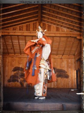 Image représentant Théâtre Nô : shite (acteur principal) dans la pièce Hagoromo sur la scène du temple Bukkô-ji