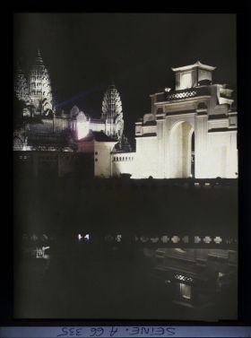 Image représentant L'Exposition Coloniale Internationale de 1931, les illuminations de la porte du Tonkin et du temple d'Angkor Vat