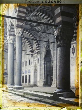 Image représentant Selimiye Camii (Grande Mosquée) : le portique intérieur et l'entrée de la mosquée