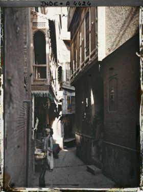 Image représentant Une rue : à gauche, une boutique