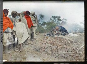 Image représentant Groupe d'Hindous assistant à une crémation