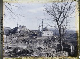 Image représentant Vers l'Orkhan Camii (mosquée à coupole du XVe s.) (à droite)