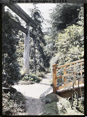 Image représentant Sentier situé entre un torii et un pont du " sanctuaire japonais ", menant en direction du quai